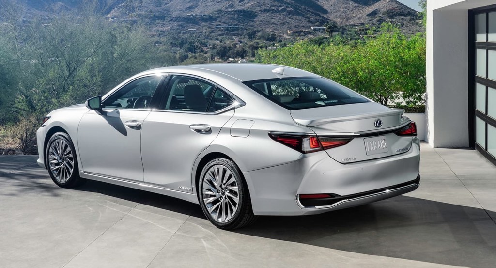 Lexus ES 300h – ซีดานหรู นั่งสบายที่สุดของแบรนด์